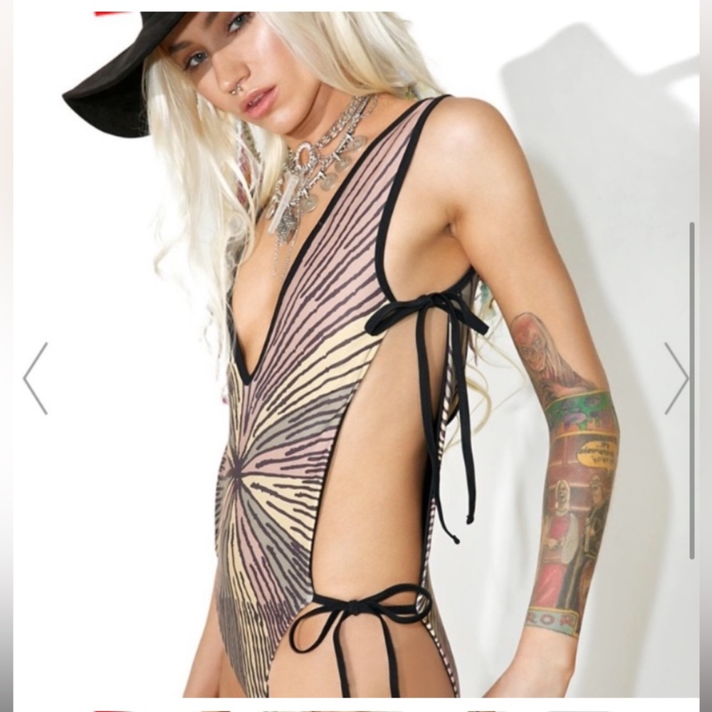 NET 🔥🔥One Teaspoon “SKY HIGH” swimsuit🔥🔥. YOU WILL BE TURNING HEADS